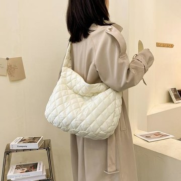 秋冬2026新款單肩包包女云朵褶皺休閑個性大容量棉服包斜挎包通勤