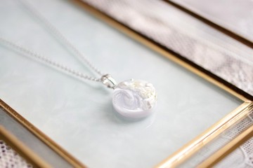 ```
滴膠藝術圓形吊墜・鏡中之影