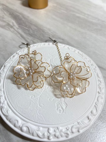 Jocelyn 水晶花飾品-山茶花耳環-白/造花液/樹脂花/滴膠/耳飾/花/