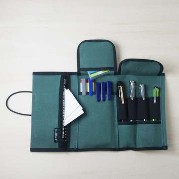 帶有 YKK Excella 拉鍊的三折筆袋