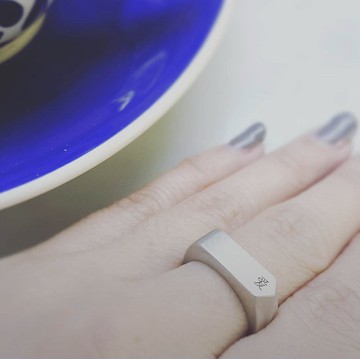 刻有名字的戒指