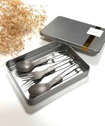 【客制 刻字 *可摺式 叉匙組合 鈦金屬 三件套 鐵盒裝