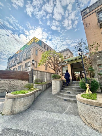 震後沙鹿家樂福商圈4米3面寬住店合一金住店｜台中市沙鹿區賢義街