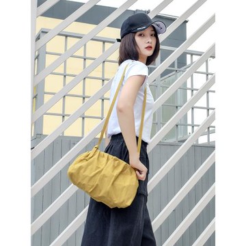 白色包包女斜挎包帆布包簡約百搭斜挎餃子包女原創褶皺單肩云朵包