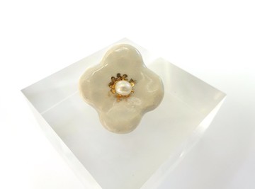 小巧花朵胸針 冰川色