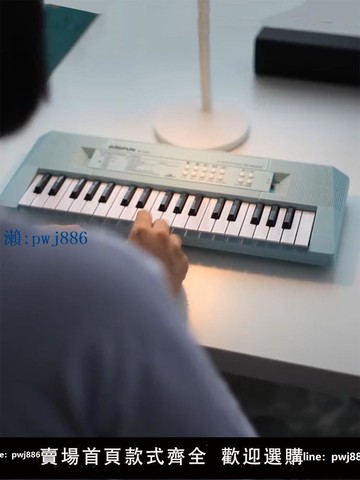 【品質高 價格低】電子琴初學者37鍵入門級鋼琴玩具男 家用帶話筒可彈奏樂器