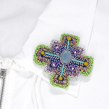 變形十字胸針 3 珠飾刺繡 獨一無二 繽紛 綠色 藍色 黃色 大尺寸 聖誕節 寶石