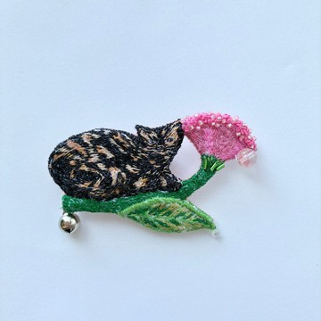 「watashi to ohana」喜愛粉紅色花朵的玳瑁貓，使用帶有閃耀光澤絲線的手工刺繡胸針