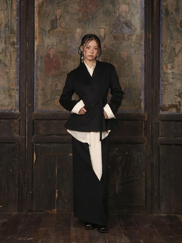 溯洄從之 / V領毛西裝外套 半裙套裝 / 羊毛