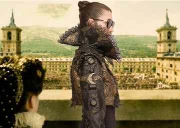 這款別緻的真皮短款外套，採用維多利亞風格的喇叭袖設計。