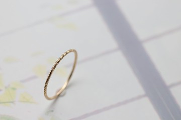 純14K Tint Twist Ring 簡約花捲線戒
