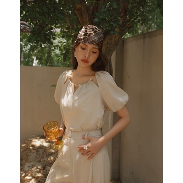 CHIC A SPACE 棉麻感珠飾抓皺鏤空上衣(杏/綠) 女裝 現貨 氣質 高級感