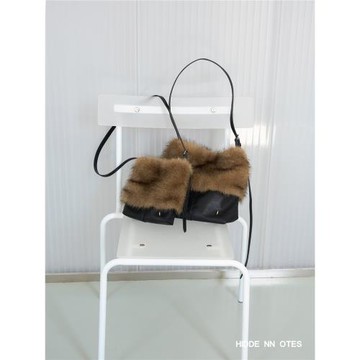 HIDDENNOTES（環保皮草）秋冬毛絨包輕便通勤斜挎包 波點手機包