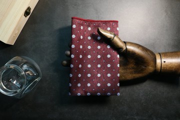 酒红色真丝小雏菊口袋巾西装手帕丝巾