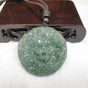 逸品軒～天然緬甸玉A貨-Z6742-冰糯油青龍牌墜子直徑49.1mm厚12.3mm
💰售價1980元
