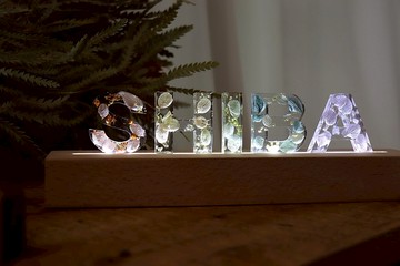 - Love is Love - LED 彩虹 乾燥花字母小夜燈 客製雷雕 客製禮物