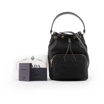 [平輸]PRADA 刺繡Logo帆布拼皮革飾邊二用水桶包(黑色)