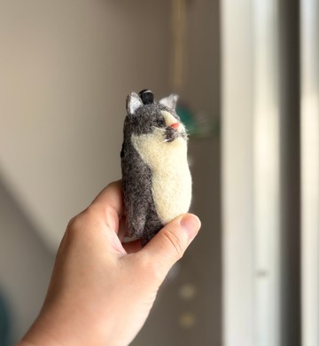 小尺寸的深灰色八割貓鑰匙圈