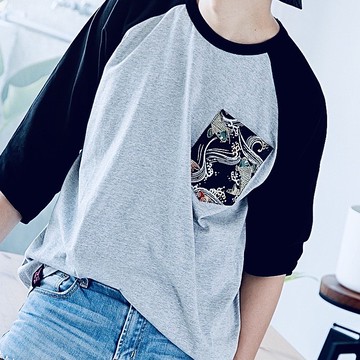 【客製化禮物】 京都西鎮織圓擺七分袖T恤~黑(口袋花樣可挑選)