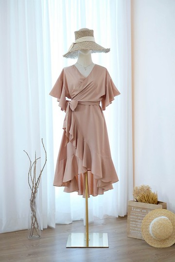 卡其色連身裙 適合參加派對、旅遊、海邊穿搭的連身裙