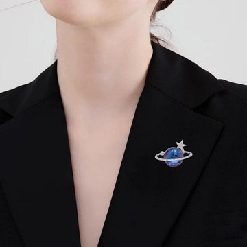 免運🦄原創設計原創藍色星球胸針高端時尚配飾2026年度熱潔防走光 胸針 領口別針 優雅風針釦別針 領針 時尚