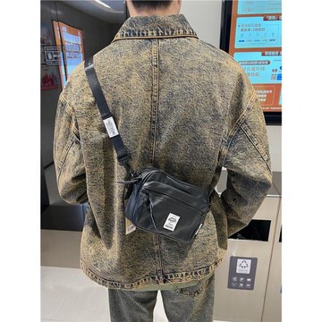 2024時尚港風男士單肩小包休閑軟皮字母斜挎背包日韓斜跨包手機包