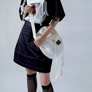 配色抽繩斜背包