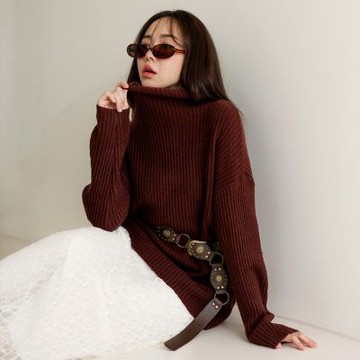 OB嚴選中大尺碼-純色高領落肩長版針織上衣《FA3168》