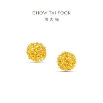 周大福 ING系列 爆閃鏤空圓球 黃金耳環(新品首發)