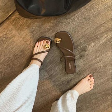 2025夏季新款人字露趾平底大碼女鞋41一43方頭一字帶夾趾涼拖鞋女