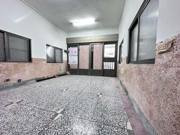巷口吃六合夜市、出門搭高鐵捷運！站前透天｜高雄市新興區同愛街