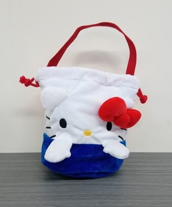 KITTY遮臉紅條束口提袋 絨布 手提袋 便當袋 三麗鷗 日貨 正版授權L00010303