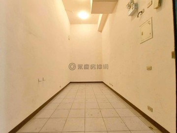 近車站三鶯帝王1樓挑高倉庫店面~永慶裕盛｜新北市鶯歌區和平街
