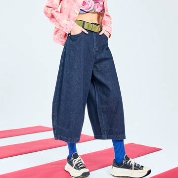 弧線剪接七分牛仔寬褲附腰帶_深藍色【MON'S 流行服飾】