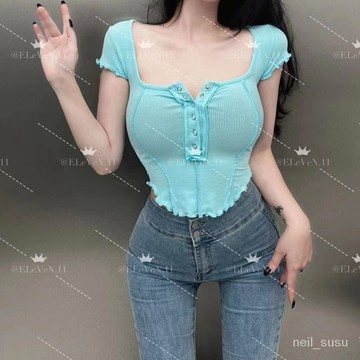 P3-【限時特賣】 短袖上衣 短袖T恤 女生短袖 上衣女 2024夏季新款性感木耳邊紐扣U領短袖T恤女露鎖骨緊身弧形上衣