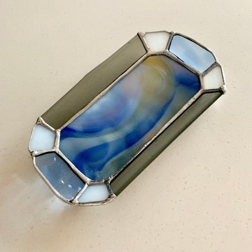 珠寶托盤淺灰色和細微的藍灣景