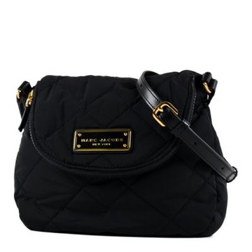 MARC JACOBS 鐵牌LOGO菱格縫線磁釦翻蓋馬鞍包-黑色/小