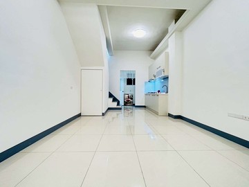 瑞隆商圈二聖輕軌可停車翻新1+2樓公寓店面｜高雄市前鎮區瑞西街