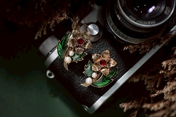 【老飾品/西洋老件】美國AVON聖誕小花琺瑯萊茵石夾式耳環