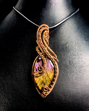 【塔莉亞之光】黃紫拉長石金屬線編織墜