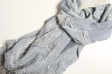 【母親節禮物】喀什米爾水煮羊毛手工刺繡圍巾披肩霧灰藍色拼薄紗