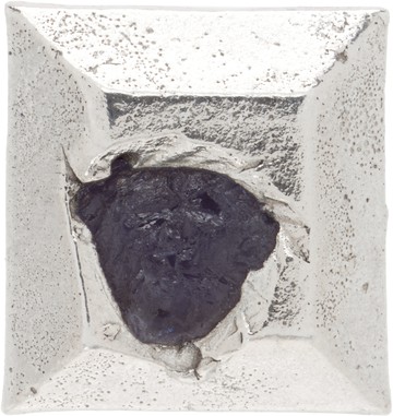 The Ouze 单只银色 Peti Embedded Raw Sapphire Square 耳钉