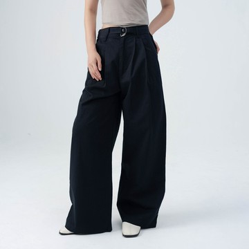 QUEENSHOP_ S 女裝 簡約休閒打褶落地長褲附腰帶-黑 S/M【04102057】