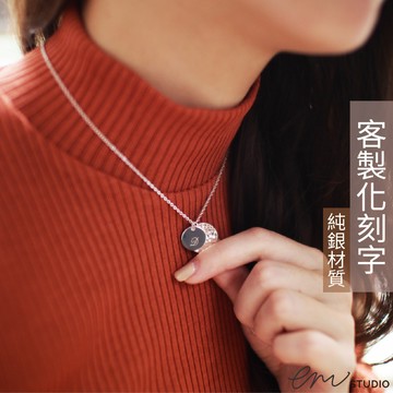 客製化刻字【EM STUDIO】敲打紋圓牌項鍊｜訂製 英文字母 貓 花朵 月亮 土星 紀念禮物 925純銀 金 玫瑰金