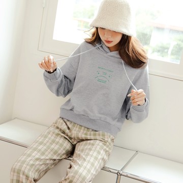 OB嚴選 玩轉百tee．英文星芒刺繡短版連帽大學T 《AB17664》大尺碼/女裝/現貨