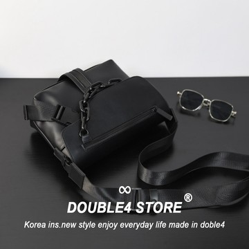 【DOUBLE4】 男生斜跨包 肩背 霧面 黑鏈 男包 防潑水 多夾層 多功能 潮流 3231