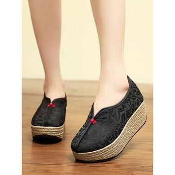 2025春秋新款浮雕提花四季素色復古民族風老北京女松糕底繡花布鞋