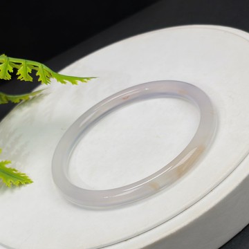 白瑪瑙手鐲 59MM 冰潤起光飄花 細圓條叮當款 智慧靈性勇氣信心