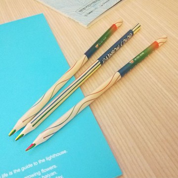 色鉛筆 三角彩虹鉛筆 彩色筆 彩虹筆 著色筆 可削鉛筆 文具用品 DIY美勞 贈品禮品 A4079