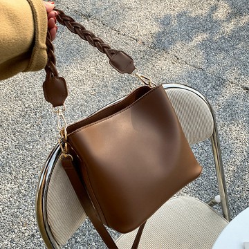 Bag House👜 網紅小包包女包2025新款潮時尚百搭複古單肩斜挎包腋下水桶包